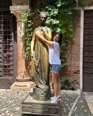 Veda Yurtsever Instagram - Verona’ya geldik, doğal olarak ilk izini süreceğimiz Romeo ve Juliet oldu. Burda Giulietta da denilen kızımızın evini ziyaretle başladık günümüze. Nerden kaynaklı olduğunu araştırmaya üşendiğim bir uluslararası inanışa göre, kızımızın kapıda duran heykelinin göğüslerini ellersen dileklerin olur inanışına kapılıverdim bi anda ;)) Evini dolaştım, annesiyle,dadısıyla konuştuğu odalarda pozlar verdim ama o balkona ikna olmakta çok zorlandım. Canım Romeo oraya mı tırmandı şimdi, hadi tımandı o cücük kadar balkona nasıl sığdılar dönem kıyafetleriyle? Neyse çok üstünde durmadım zira üstat Shakespeare’ e şikayetlerimi bildirdim… Güzel şehir, daha da var gezecek yerim…❤️🧿🙏 #verona #shakespeare #romeoendjuliette #italy #gezi #tatil