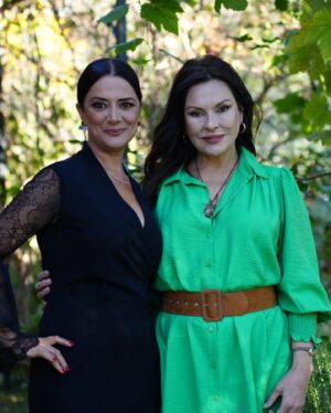 Veda Yurtsever Instagram - Sevgili Aydan Şener ve Cengiz Orhonlu ekibimize dahil olmanız bizi çok sevindirdi, hoş geldiniz sefa getirdiniz🙏 Bu akşam yeni bölüm saat 20:00’de @kanald ekranlarında, bekleriz;)) @uckizkardestvdizisi @surecfilm