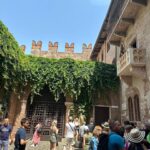 Veda Yurtsever Instagram - Verona’ya geldik, doğal olarak ilk izini süreceğimiz Romeo ve Juliet oldu. Burda Giulietta da denilen kızımızın evini ziyaretle başladık günümüze. Nerden kaynaklı olduğunu araştırmaya üşendiğim bir uluslararası inanışa göre, kızımızın kapıda duran heykelinin göğüslerini ellersen dileklerin olur inanışına kapılıverdim bi anda ;)) Evini dolaştım, annesiyle,dadısıyla konuştuğu odalarda pozlar verdim ama o balkona ikna olmakta çok zorlandım. Canım Romeo oraya mı tırmandı şimdi, hadi tımandı o cücük kadar balkona nasıl sığdılar dönem kıyafetleriyle? Neyse çok üstünde durmadım zira üstat Shakespeare’ e şikayetlerimi bildirdim… Güzel şehir, daha da var gezecek yerim…❤️🧿🙏 #verona #shakespeare #romeoendjuliette #italy #gezi #tatil