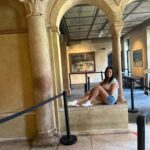 Veda Yurtsever Instagram - Verona’ya geldik, doğal olarak ilk izini süreceğimiz Romeo ve Juliet oldu. Burda Giulietta da denilen kızımızın evini ziyaretle başladık günümüze. Nerden kaynaklı olduğunu araştırmaya üşendiğim bir uluslararası inanışa göre, kızımızın kapıda duran heykelinin göğüslerini ellersen dileklerin olur inanışına kapılıverdim bi anda ;)) Evini dolaştım, annesiyle,dadısıyla konuştuğu odalarda pozlar verdim ama o balkona ikna olmakta çok zorlandım. Canım Romeo oraya mı tırmandı şimdi, hadi tımandı o cücük kadar balkona nasıl sığdılar dönem kıyafetleriyle? Neyse çok üstünde durmadım zira üstat Shakespeare’ e şikayetlerimi bildirdim… Güzel şehir, daha da var gezecek yerim…❤️🧿🙏 #verona #shakespeare #romeoendjuliette #italy #gezi #tatil