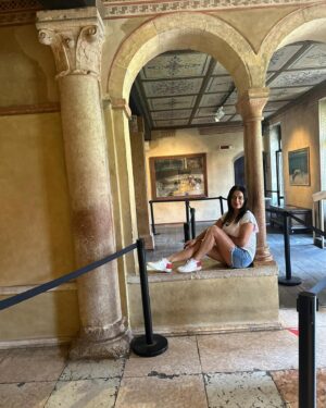 Veda Yurtsever Instagram - Verona’ya geldik, doğal olarak ilk izini süreceğimiz Romeo ve Juliet oldu. Burda Giulietta da denilen kızımızın evini ziyaretle başladık günümüze. Nerden kaynaklı olduğunu araştırmaya üşendiğim bir uluslararası inanışa göre, kızımızın kapıda duran heykelinin göğüslerini ellersen dileklerin olur inanışına kapılıverdim bi anda ;)) Evini dolaştım, annesiyle,dadısıyla konuştuğu odalarda pozlar verdim ama o balkona ikna olmakta çok zorlandım. Canım Romeo oraya mı tırmandı şimdi, hadi tımandı o cücük kadar balkona nasıl sığdılar dönem kıyafetleriyle? Neyse çok üstünde durmadım zira üstat Shakespeare’ e şikayetlerimi bildirdim… Güzel şehir, daha da var gezecek yerim…❤️🧿🙏 #verona #shakespeare #romeoendjuliette #italy #gezi #tatil