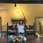 Veda Yurtsever Instagram - Verona’ya geldik, doğal olarak ilk izini süreceğimiz Romeo ve Juliet oldu. Burda Giulietta da denilen kızımızın evini ziyaretle başladık günümüze. Nerden kaynaklı olduğunu araştırmaya üşendiğim bir uluslararası inanışa göre, kızımızın kapıda duran heykelinin göğüslerini ellersen dileklerin olur inanışına kapılıverdim bi anda ;)) Evini dolaştım, annesiyle,dadısıyla konuştuğu odalarda pozlar verdim ama o balkona ikna olmakta çok zorlandım. Canım Romeo oraya mı tırmandı şimdi, hadi tımandı o cücük kadar balkona nasıl sığdılar dönem kıyafetleriyle? Neyse çok üstünde durmadım zira üstat Shakespeare’ e şikayetlerimi bildirdim… Güzel şehir, daha da var gezecek yerim…❤️🧿🙏 #verona #shakespeare #romeoendjuliette #italy #gezi #tatil