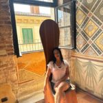 Veda Yurtsever Instagram - Verona’ya geldik, doğal olarak ilk izini süreceğimiz Romeo ve Juliet oldu. Burda Giulietta da denilen kızımızın evini ziyaretle başladık günümüze. Nerden kaynaklı olduğunu araştırmaya üşendiğim bir uluslararası inanışa göre, kızımızın kapıda duran heykelinin göğüslerini ellersen dileklerin olur inanışına kapılıverdim bi anda ;)) Evini dolaştım, annesiyle,dadısıyla konuştuğu odalarda pozlar verdim ama o balkona ikna olmakta çok zorlandım. Canım Romeo oraya mı tırmandı şimdi, hadi tımandı o cücük kadar balkona nasıl sığdılar dönem kıyafetleriyle? Neyse çok üstünde durmadım zira üstat Shakespeare’ e şikayetlerimi bildirdim… Güzel şehir, daha da var gezecek yerim…❤️🧿🙏 #verona #shakespeare #romeoendjuliette #italy #gezi #tatil