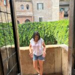 Veda Yurtsever Instagram - Verona’ya geldik, doğal olarak ilk izini süreceğimiz Romeo ve Juliet oldu. Burda Giulietta da denilen kızımızın evini ziyaretle başladık günümüze. Nerden kaynaklı olduğunu araştırmaya üşendiğim bir uluslararası inanışa göre, kızımızın kapıda duran heykelinin göğüslerini ellersen dileklerin olur inanışına kapılıverdim bi anda ;)) Evini dolaştım, annesiyle,dadısıyla konuştuğu odalarda pozlar verdim ama o balkona ikna olmakta çok zorlandım. Canım Romeo oraya mı tırmandı şimdi, hadi tımandı o cücük kadar balkona nasıl sığdılar dönem kıyafetleriyle? Neyse çok üstünde durmadım zira üstat Shakespeare’ e şikayetlerimi bildirdim… Güzel şehir, daha da var gezecek yerim…❤️🧿🙏 #verona #shakespeare #romeoendjuliette #italy #gezi #tatil