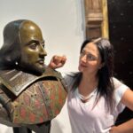 Veda Yurtsever Instagram - Verona’ya geldik, doğal olarak ilk izini süreceğimiz Romeo ve Juliet oldu. Burda Giulietta da denilen kızımızın evini ziyaretle başladık günümüze. Nerden kaynaklı olduğunu araştırmaya üşendiğim bir uluslararası inanışa göre, kızımızın kapıda duran heykelinin göğüslerini ellersen dileklerin olur inanışına kapılıverdim bi anda ;)) Evini dolaştım, annesiyle,dadısıyla konuştuğu odalarda pozlar verdim ama o balkona ikna olmakta çok zorlandım. Canım Romeo oraya mı tırmandı şimdi, hadi tımandı o cücük kadar balkona nasıl sığdılar dönem kıyafetleriyle? Neyse çok üstünde durmadım zira üstat Shakespeare’ e şikayetlerimi bildirdim… Güzel şehir, daha da var gezecek yerim…❤️🧿🙏 #verona #shakespeare #romeoendjuliette #italy #gezi #tatil
