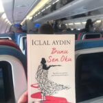 Veda Yurtsever Instagram - Bir klasik daha değişmez; gidene kadar okur sonra koltukta bırakırım, metroda , uçakta, otobüste bıraktığım gibi… Başkası da sürsün izini…En heyecanla beklediğim kitaplardan oldu Bunu Sen Oku; hatıra diyor İclal Aydın ama bence şahane de bir roman. Hem karakterleri, hem konusuyla epey de sürükleyici, ellerin dert görmesin ‘gece gözlü kadın’ @iclalaydin ve çizimleriyle kitap içinde aynı yolları başka çizen @ozanuenal , varolun…🦋❤️🙏🧿 #bunusenoku