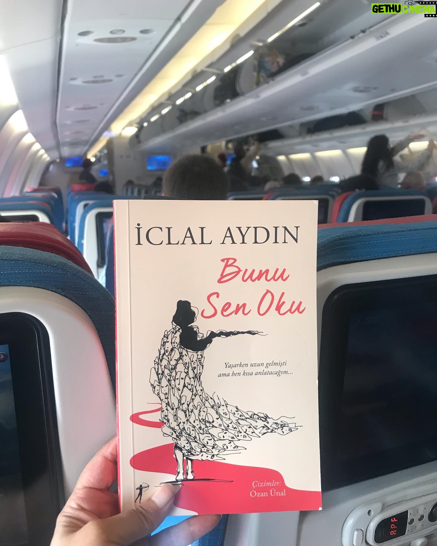 Veda Yurtsever Instagram - Bir klasik daha değişmez; gidene kadar okur sonra koltukta bırakırım, metroda , uçakta, otobüste bıraktığım gibi… Başkası da sürsün izini…En heyecanla beklediğim kitaplardan oldu Bunu Sen Oku; hatıra diyor İclal Aydın ama bence şahane de bir roman. Hem karakterleri, hem konusuyla epey de sürükleyici, ellerin dert görmesin ‘gece gözlü kadın’ @iclalaydin ve çizimleriyle kitap içinde aynı yolları başka çizen @ozanuenal , varolun…🦋❤️🙏🧿 #bunusenoku