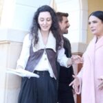 Veda Yurtsever Instagram - Gidenleri, gelenleri, çekebildiklerim çekemediklerimle 53 bölümden arşivimde kalanlar… Kolay değildi elbet ama şanslıydık, biz iyi ekibiz çünkü, herbirinin tek tek ellerinden öperim, varolun #üçkızkardeş’e emeği geçen tüm kadro… Sezon finaliyle bu akşam saat 20:00’de @kanald ekranında olacağız, bence buluşalım…❤️🙏🧿 @uckizkardestvdizisi @surecfilm