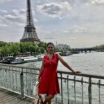 Veda Yurtsever Instagram - Paris seyahatim bitiyor, çok güzel insanlar tanıdım, çok güzel yerler gördüm, burdaki ailemle şahane anlar yaşadım ama ne yazık ki fotoğraf ve görüntüleri paylaşmak içimden gelmedi… Gencecik bi delikanlı öldürüldü, isyan ateşleri yakıldı, ülke çok gergin… Gene de temsili olarak iki fotoğrafla veda edeyim Paris’e, Yaşar’ın uyku performansı daha öncekilere oranla azdı ama gene de bizi şaşırtmadı… Sağolun varolun şahane insanlar…💕🌺💃🏿