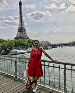 Veda Yurtsever Instagram - Paris seyahatim bitiyor, çok güzel insanlar tanıdım, çok güzel yerler gördüm, burdaki ailemle şahane anlar yaşadım ama ne yazık ki fotoğraf ve görüntüleri paylaşmak içimden gelmedi… Gencecik bi delikanlı öldürüldü, isyan ateşleri yakıldı, ülke çok gergin… Gene de temsili olarak iki fotoğrafla veda edeyim Paris’e, Yaşar’ın uyku performansı daha öncekilere oranla azdı ama gene de bizi şaşırtmadı… Sağolun varolun şahane insanlar…💕🌺💃🏿