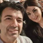 Veda Yurtsever Instagram - 29 senedir Devlet Tiyatrosu’nda oyuncuyum, ciddi bir hastalık dönemini saymazsak her sene sayısı 1’le 4 arasında değişen sayısız oyunda görev aldım ve ne gariptir ki, ortanca abim beni sahnede hiç izlemedi. Nasıl denk gelmeyişimiz uzun mevzu. Dün gece hem Aspendos’ta oynamak hem de abime sahneden ilk kez selam vermek paha biçilemezdi. Yanında bi de @oguzaksac ve @uzaydabiryer__ olunca gece taçlanıverdi…😻🙏