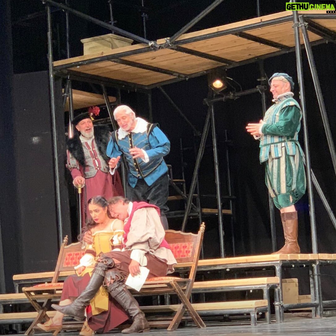 Veda Yurtsever Instagram - Devlet Tiyatrosu olarak Sivas-Erzincan turnesine çıktık Hırçın Kız’ la, haberiniz olsun ahali;)) #hırçınkız #shakespeare #devlettiyatroları @devlettiyatrolari #sivas #erzincan