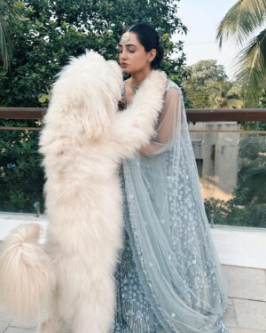 Vedika Pinto Instagram - A Cinderella moment feat. my benjiboo needy for luurrve 💎

Styled by @aakrutisejpal in @frontierraas and @mayasanghavijewels