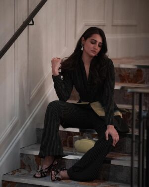 Vedika Pinto Instagram - One step at a time with these #RogerVivier beauties 👠 

Styled by @dhruvadityadave in @rogervivier heels and earrings, a @linetribe_ pant suit and @cultgaia bag. 📸 by @rahulvohra94 💫