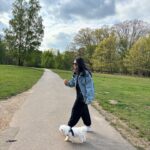 Vedika Pinto Instagram - Sunny England, dads oversized jacket and my baby Casper after 6 long years 🐶 life is good ☀️
