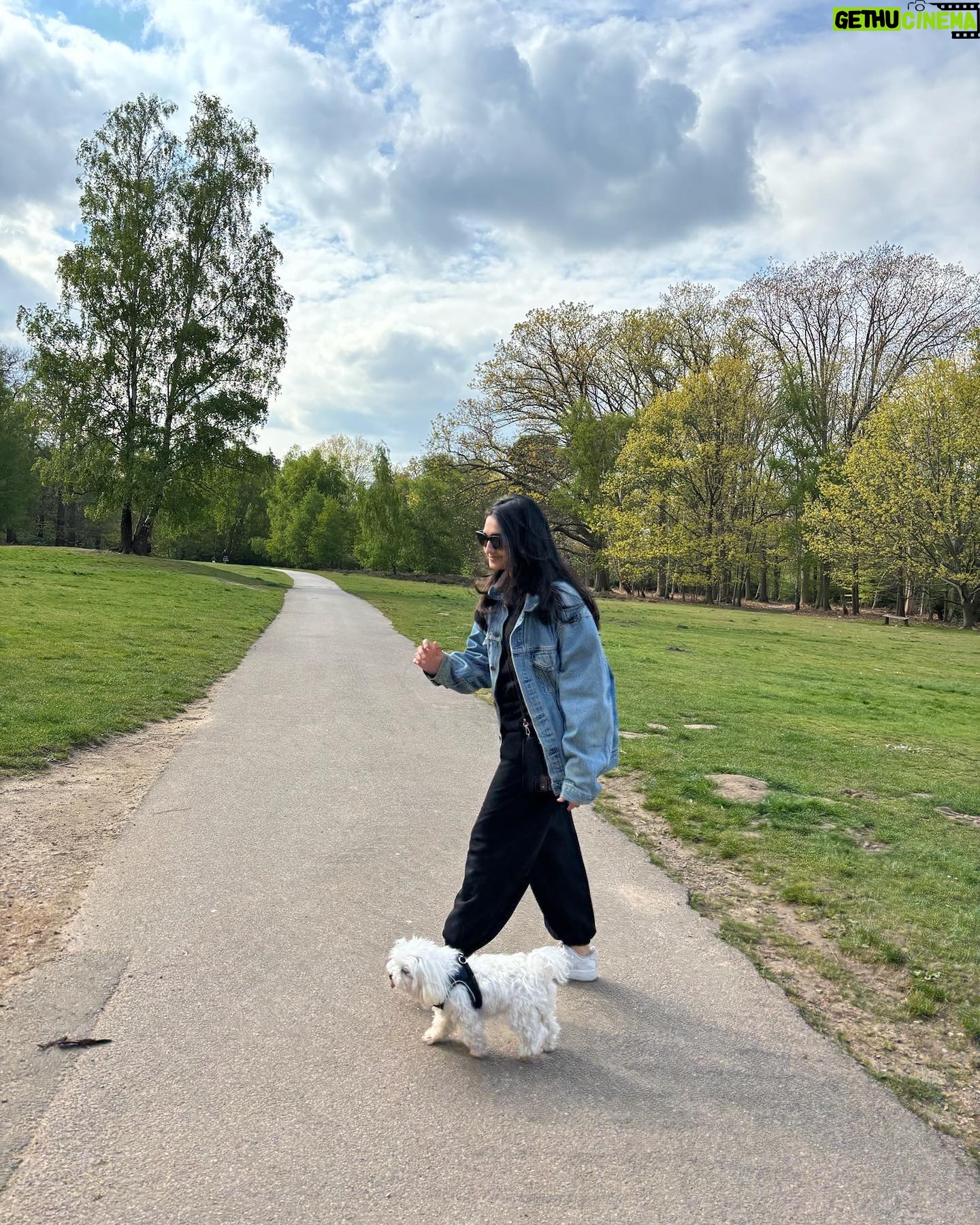 Vedika Pinto Instagram - Sunny England, dads oversized jacket and my baby Casper after 6 long years 🐶 life is good ☀️