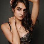 Vedika Pinto Instagram - 📸♠️🖤 . . . . 📸 @vaishnavpraveen 💄 @rivieralynn 💇🏽‍♀️ @priyanka.s.borkar 👗 @saanchigilani assisted by @vidyulaa Managed by @viniyardfilms @jubinrajeshdesai