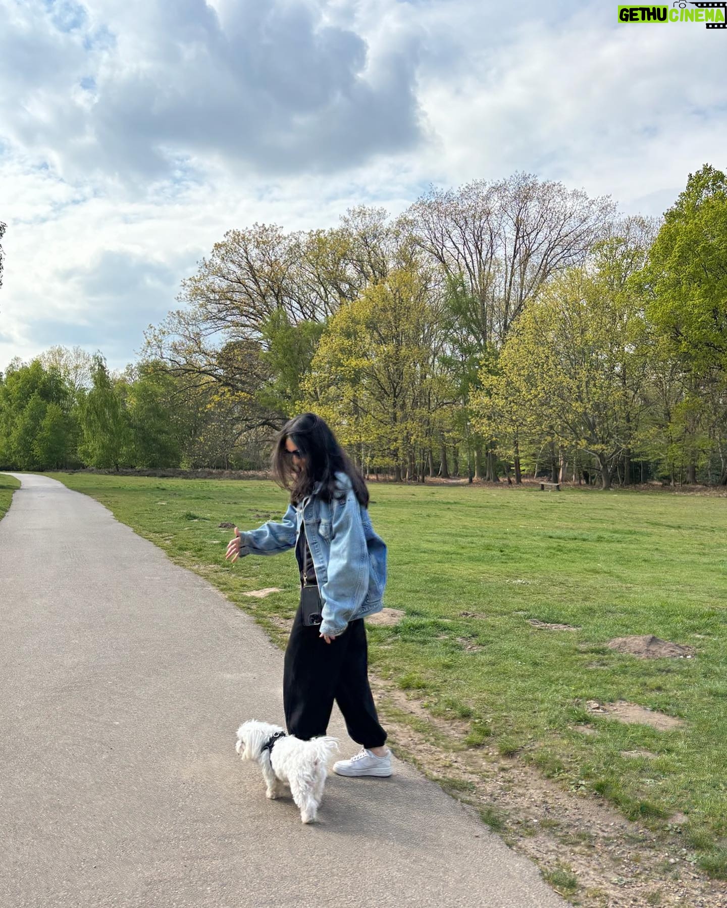 Vedika Pinto Instagram - Sunny England, dads oversized jacket and my baby Casper after 6 long years 🐶 life is good ☀️