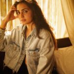 Vedika Pinto Instagram - Hi @vedikapinto 💛💫 #Goldenhour #Portrait #Photography #Candid #Sunlight #Raw