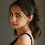 Vedika Pinto Instagram - मुड़ मुड़ के ना देख मुड़ मुड़ के 👀 . . . . . 📸 @vaishnavpraveen 💄 @rivieralynn 💇🏽‍♀️ @priyanka.s.borkar 👗 @saanchigilani assisted by @vidyulaa Managed by @viniyardfilms @jubinrajeshdesai
