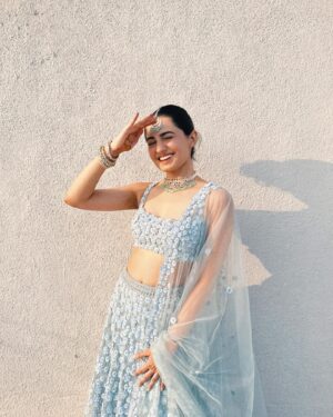Vedika Pinto Instagram - A Cinderella moment feat. my benjiboo needy for luurrve 💎

Styled by @aakrutisejpal in @frontierraas and @mayasanghavijewels