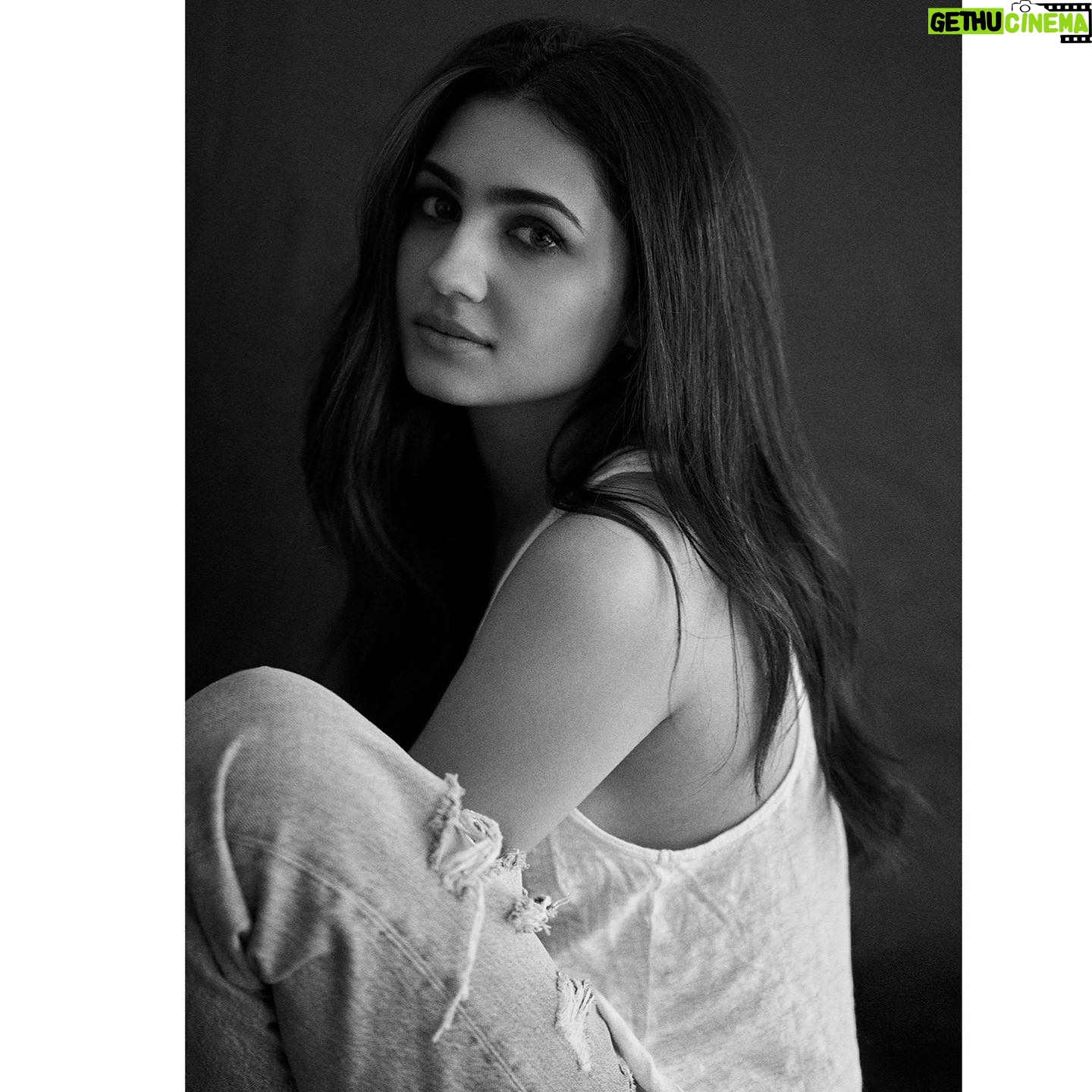 Vedika Pinto Instagram - @vedikapinto 🖤🤍 @savleenmanchanda @sheefajgilani @ayeshadevitre @jubinrajeshdesai #whitetseries