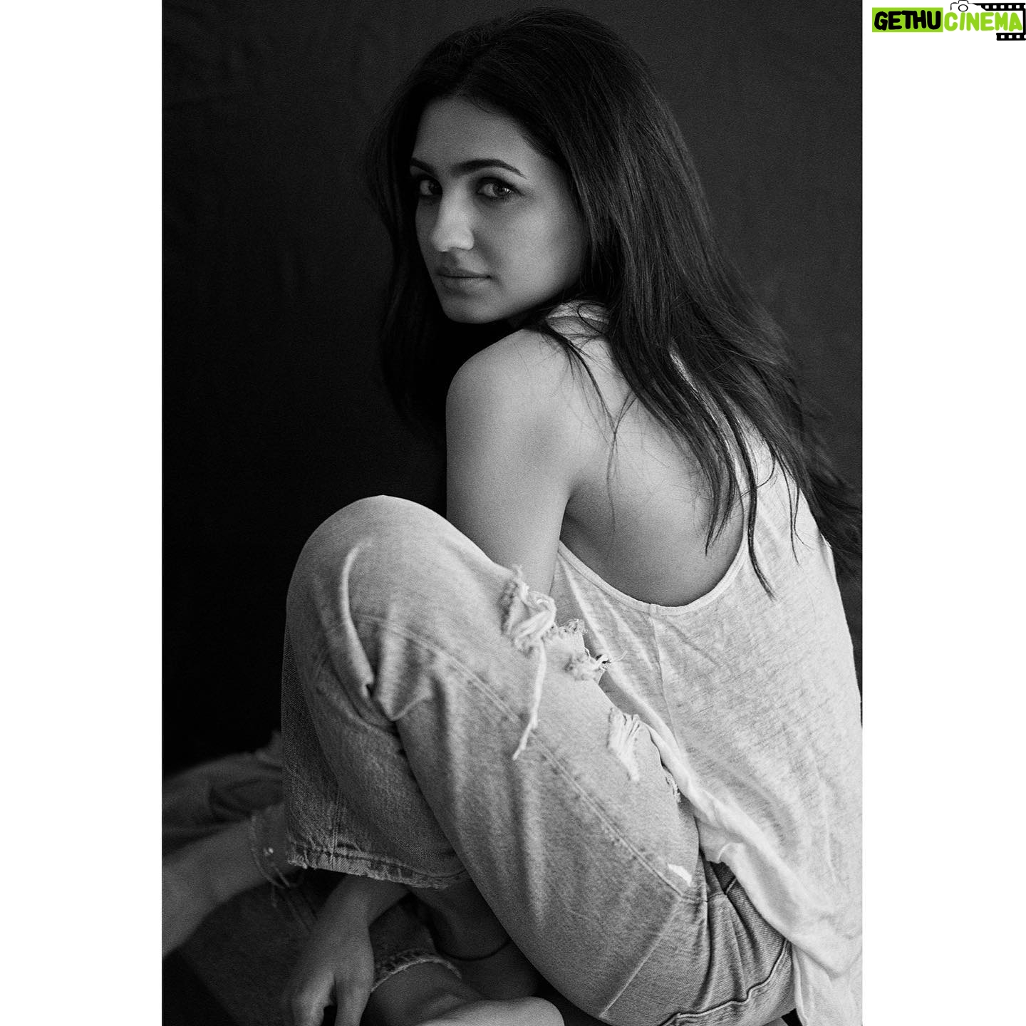Vedika Pinto Instagram - @vedikapinto 🖤🤍 @savleenmanchanda @sheefajgilani @ayeshadevitre @jubinrajeshdesai #whitetseries