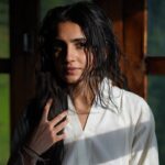 Vedika Pinto Instagram - अकल की हदूद में जो ढूँढ रही है रुहानियत नज़रों की माया में जो ढूँढ रही है ख़्वाब उससे कोई समझाले; जो महसूस करे आलम, वो दावत करे उमंग 📸 @rahulvohra94