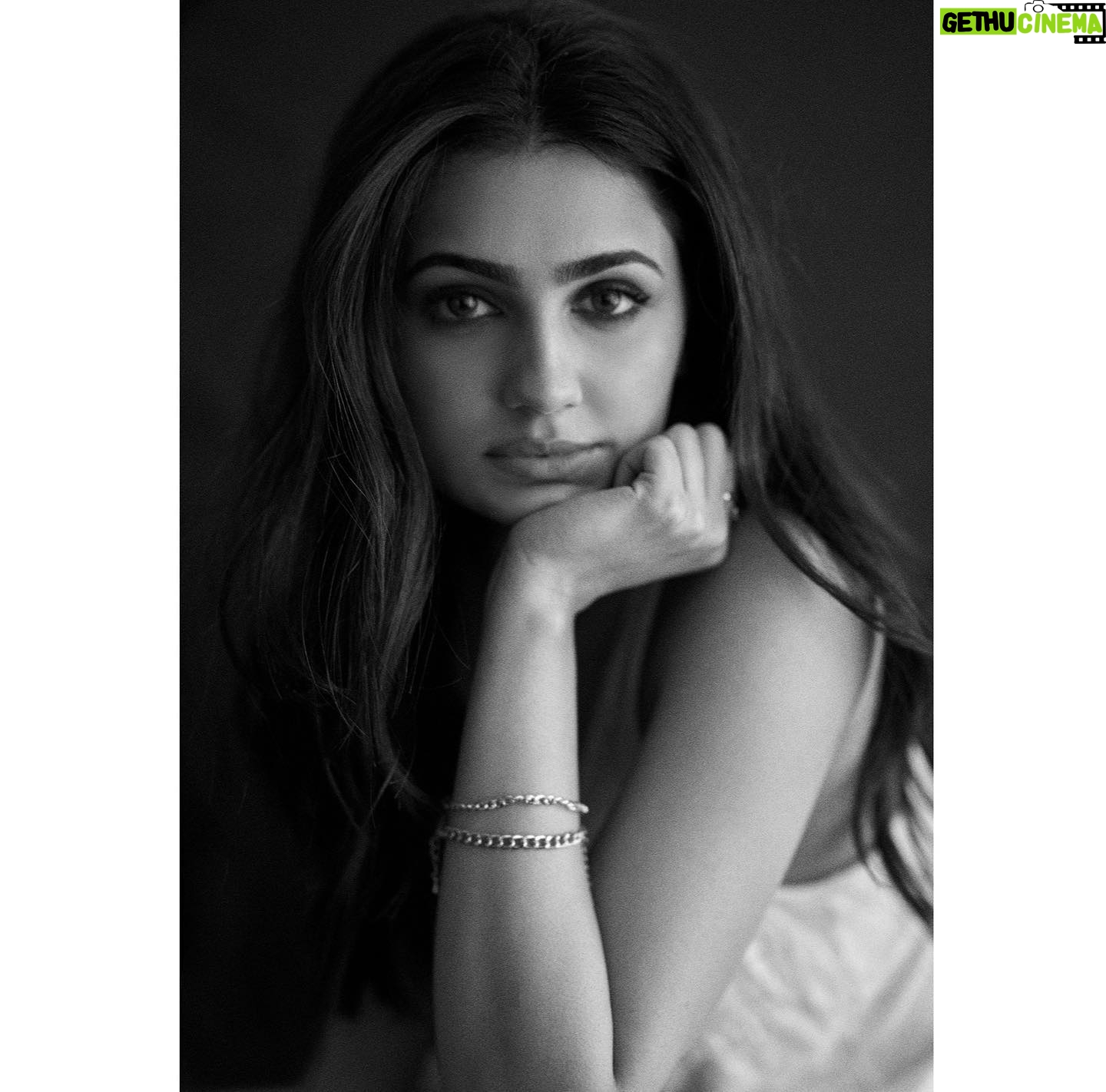 Vedika Pinto Instagram - @vedikapinto 🖤🤍 @savleenmanchanda @sheefajgilani @ayeshadevitre @jubinrajeshdesai #whitetseries
