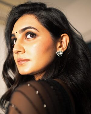 Vedika Pinto Instagram - 🪩

Styled by @aakrutisejpal in @sawangandhiofficial @silverstreakstore and reunited with my @preetinagdevmakeupandhair after liggi 🖤 shot by @anurupa_praharaj