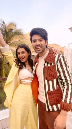 Vedika Pinto Instagram - Hai dil ki yeh dua, bas tujhse pyaar ho 🤎💛

@tseries.official @vedikapinto @rochakkohli @kumaarofficial @charit24 @thestorywala_