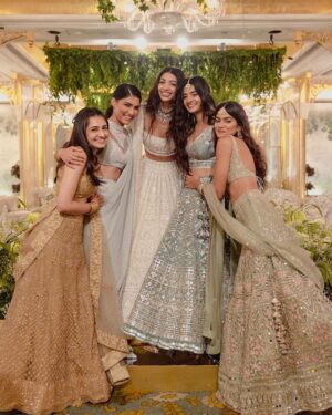 Vedika Pinto Instagram - प्यार दोस्ती है 🦩