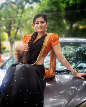 Veena Ponnappa Instagram - @veena_ponnappa_vnaa 🎉

#veena #veenaponnappa #ravoyichandama #kannadaactress #poser #enjoying #happyme #telugu #teluguserials #etvtelugu #beingme #blacksaree #sandalwood #actor #traditional #style #saree #flowerlove #sareelover #actorlife #rudrani #instsgram #cute #socialmedia #workmode