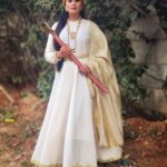Veena Ponnappa Instagram - "She never cared for the Crown! She preferred the Sword" - Mangaladevi's New Look in Udho Udho Sri Renuka Yellamma! Intresting Chapters to be unfolded and don't miss it @veena_ponnappa_vnaa 🎉🥰💗 @starsuvarna @nandimovies_official #dussehra @veena_ponnappa_vnaa #veena #veenaponnappa #renukayellamma #kannadaactress #shootmode #warrior #kannada #sword #starsuvarna #beingme #kannadaserial #sandalwood #actor #bhogi #nammakannada #kannadaserials #goodmorning #actorlife #queen #brave #helloworld #udhoudhosrirenukayellamma #suvarnaserials #girlwarrior