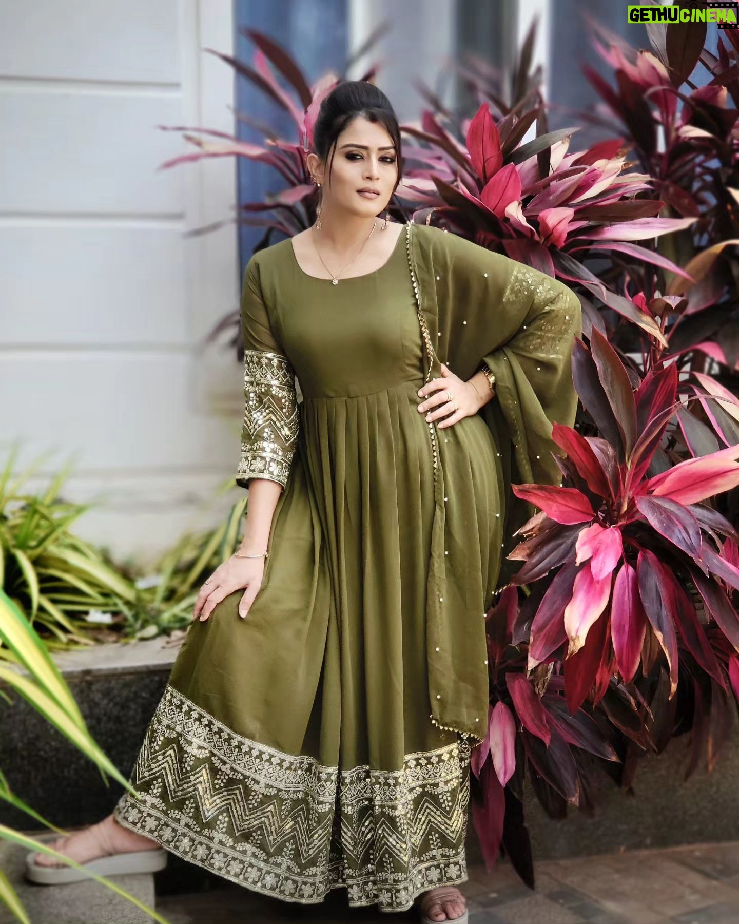 Veena Ponnappa Instagram - Always Held Your Head and Standards High @veena_ponnappa_vnaa ✨️🥰❤️ Comfy and Quality Salwars from @womanfashionsss Do check their page for More Collections 😊 #veena #veenaponnappa #ravoyichandama #kannadaactress #smile #women #happyme #telugu #teluguserials #etvtelugu #womensday #teluguserial #womenempowerment #actor #homely #smilehappily #newlook #kannadaserials #smiling #actorlife #rudrani #traditional #green #cute #bubbly #salwar