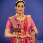 Veena Ponnappa Instagram - @veena_ponnappa_vnaa 🎉 #veena #veenaponnappa #sandalwood #kannadaactress #sareelove #serials #shine #kannadaserials #canon #teluguserials #starmaa #reelsinstagram #actor #actorlife #queen #kannadaactor #saree #mangaladevi #happyme #udhoudhosrirenukayellamma #shootmode