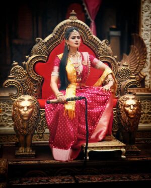 Veena Ponnappa Instagram - A New Adhayayam Begins Today! Your Favourite Mangaladevi in New Avatar and Never Before Character! Don't miss Udho Udho Sri Renuka Yellamma episodes, only on Star Suvarna @veena_ponnappa_vnaa 🥰✨️

@starsuvarna 
@nandimovies_official 

#veena #veenaponnappa #sandalwood #kannadaactress #queen #serials #royal #kannadaserials #aggressive #teluguserials #starmaa #reelsinstagram #actor #actorlife #newlook #kannadaactor #newmakeover #mangaladevi #happyme #udhoudhosrirenukayellamma #shootmode