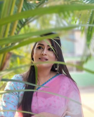 Veena Ponnappa Instagram - Immersed in the Finesse of Tradition with Smile @veena_ponnappa_vnaa ✨🥰😇

#veena #veenaponnappa #ravoyichandama #kannadaactress  #smile #enjoying #happyme #telugu #teluguserials #etvtelugu #beingme #teluguserial #sandalwood #actor #homely #smilehappily #sareelover #kannadaserials #smiling #actorlife #rudrani #traditional #pinksaree💗 #cute #bubbly #sareelove