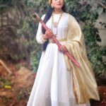Veena Ponnappa Instagram - "She never cared for the Crown! She preferred the Sword" - Mangaladevi's New Look in Udho Udho Sri Renuka Yellamma! Intresting Chapters to be unfolded and don't miss it @veena_ponnappa_vnaa 🎉🥰💗 @starsuvarna @nandimovies_official #dussehra @veena_ponnappa_vnaa #veena #veenaponnappa #renukayellamma #kannadaactress #shootmode #warrior #kannada #sword #starsuvarna #beingme #kannadaserial #sandalwood #actor #bhogi #nammakannada #kannadaserials #goodmorning #actorlife #queen #brave #helloworld #udhoudhosrirenukayellamma #suvarnaserials #girlwarrior