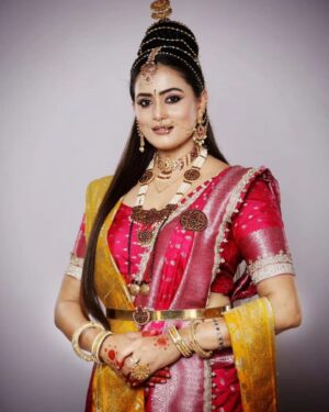 Veena Ponnappa Instagram - A New Adhayayam Begins Today! Your Favourite Mangaladevi in New Avatar and Never Before Character! Don't miss Udho Udho Sri Renuka Yellamma episodes, only on Star Suvarna @veena_ponnappa_vnaa 🥰✨️

@starsuvarna 
@nandimovies_official 

#veena #veenaponnappa #sandalwood #kannadaactress #queen #serials #royal #kannadaserials #aggressive #teluguserials #starmaa #reelsinstagram #actor #actorlife #newlook #kannadaactor #newmakeover #mangaladevi #happyme #udhoudhosrirenukayellamma #shootmode