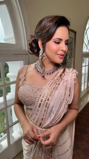 Venus Singh Instagram - Embracing the new age modern day Glam full of opulence and allure 💕 
 Makeup for the beautiful @venussinghofficial 
Outfit @mauvestory