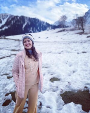 Venus Singh Instagram - Dashing through the snow 
On a one horse open sleigh 
Jingle bells, jingle bells 
Jingle all the way 🎄♥️🤍
.
These pictures from November 2021 are so Christmas perfect - joy & cheer-snow & smiles 🫶🏼 
.
📸 @mmohita - the best 🤗
.
#snow #snowfall #christmas #christmasfeels #winter #winterfashion #kashmir #kashmirtourism #sonmarg #sonmargvalley #holidays #winterholiday #joy #happiness #shotoniphone
