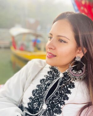 Venus Singh Instagram - Iss Paani ki aawaaz kuchh alag hai 
Iss Paani ka saaz kuchh alag hai 

Shaayad jannat mein Paani ki aawaaz alag hee hoti hogi… 
♥️

📸@mmohita , my favourite forever ♥️

#kashmir #srinagar #dallake #shikara #shikararide #winterholiday #tb #peace