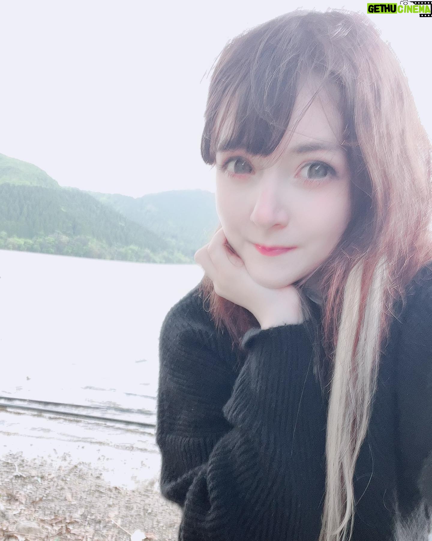 Venus Palermo Instagram - I’m trying different posting styles but in the last post where I tried to say we shouldn’t fight about politics people started to fight about politics and it was weird 😭 internet scary. Here’s me camping _(:3 」∠)_