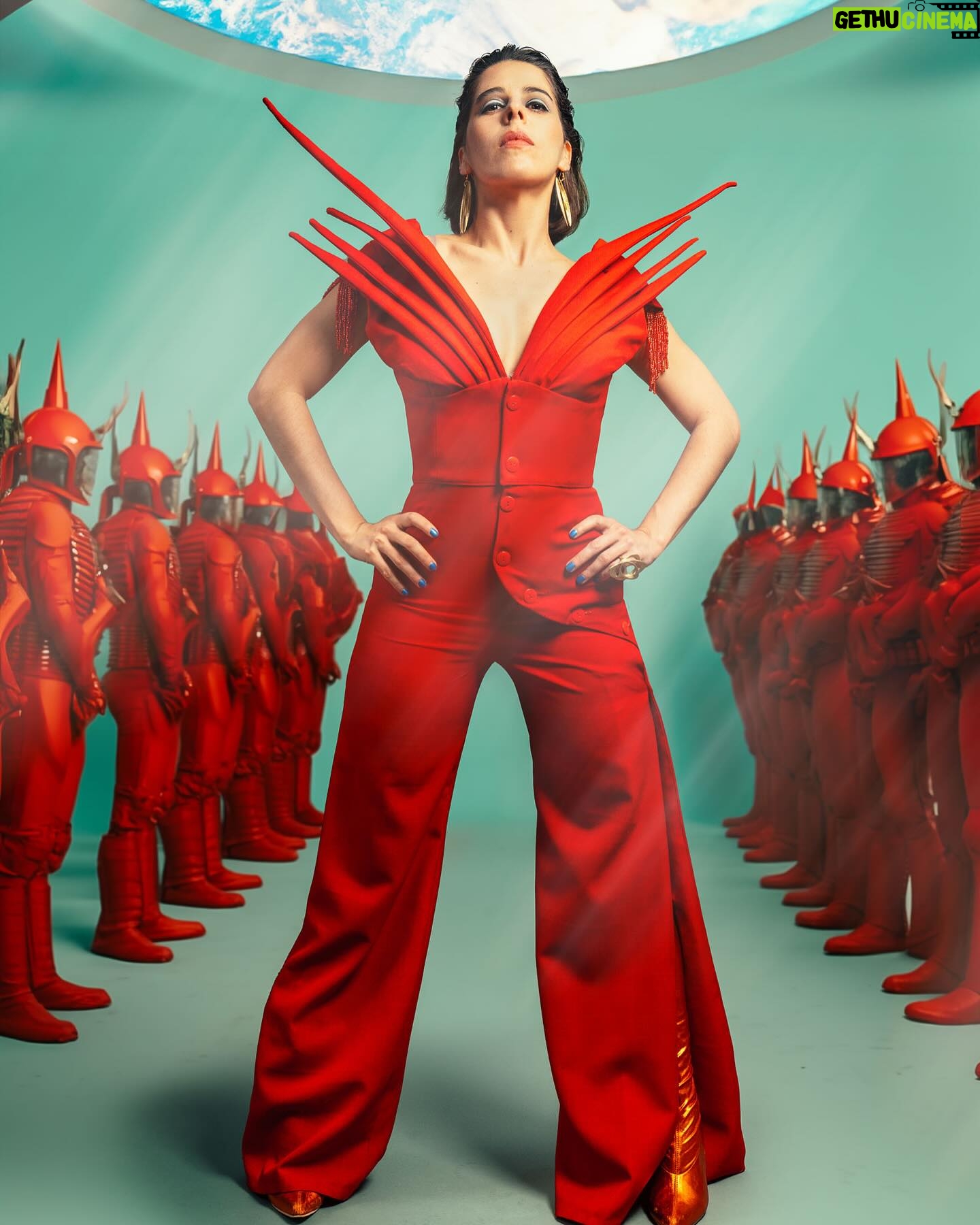 Verónica Bravo Instagram - Hemos llegado a la edición 30, que rápido paso el tiempo ⏱️ En esta ocasión, hemos reunido voces inspiradoras que representan la diversidad, el talento y la creatividad de las mujeres en diversas áreas. En portada 4 actrices que desafían convenciones en la comedia mexicana: @gyoromoo @tatisalexander @luzaldan @verobravoe Llegan para contarnos sobre su vida, sus proyectos y más! Descarga nuestro número en el #linkinbio (te recomendamos usar WIFI) Foto: @ievegonzalez Asistente de foto: @r_a_l_m Entrevista: @andrews_vt / @magjcelis / Mago Reyes Muah: @nangcmakeup / @yessi.ag98 / @artpromakeup Styling: @le_kirikoumartin2 / @colectivocreativodemoda Producción: @roger_sh / @talaverasally Looks Gyo Vestido @purpuramixteco Botas @ant.officialbrand Aretes @kesia.devallentier Vero Jumpsuit Ondeando y en ayunas Botas @ant.officialbrand Aretes y anillo @kesia.devallentier Luz Blusa @purpuramixteco Tato Vestido @angelgrave_official
