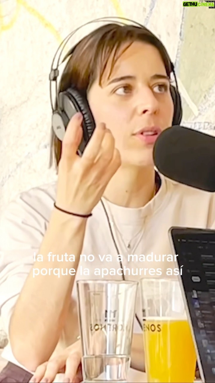 Verónica Bravo Instagram - Hay cosas que solo se dan con tiempo. @verobravoe | @ponshufflewey #44 🎧 #VeroBravo #Ramírez #PonShuffleWey #TenienteRamírez #HarinaLaSerie #EsHarina #Backdoor #SobreviviendoMisXV #PonShuffleWeyTalks #Podcast #Actriz #VerónicaBravo #Entrevista #México #MusicPodcast #MAHOarte #EMEStudio