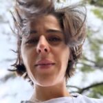 Verónica Bravo Instagram - El sauce llorón, los nenúfares, la mariposa, las flores exóticas, yo.