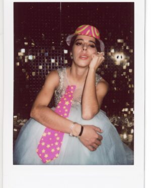 Verónica Bravo Instagram - Señora, de arreglo floral y uña del 1, madre de dos y de emocionalidad cambiante, próximamente en cines @mistoxicosxv