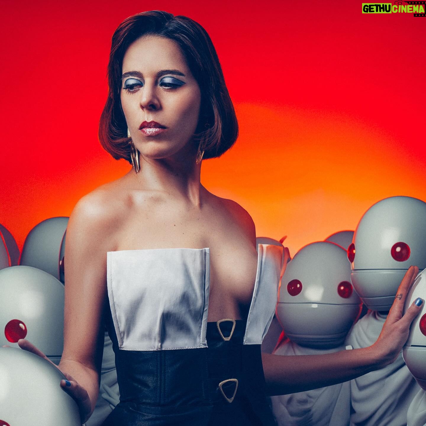 Verónica Bravo Instagram - Dejo un pedacito de mi en cada espacio que muestra mi trabajo - Verónica Bravo Foto: @ievegonzalez Muah: @nangcmakeup / @yessi.ag98 / @artpromakeup Styling: @le_kirikoumartin2 @colectivocreativodemoda Producción: @roger_sh / @talaverasally Asistente de foto: @r_a_l_m