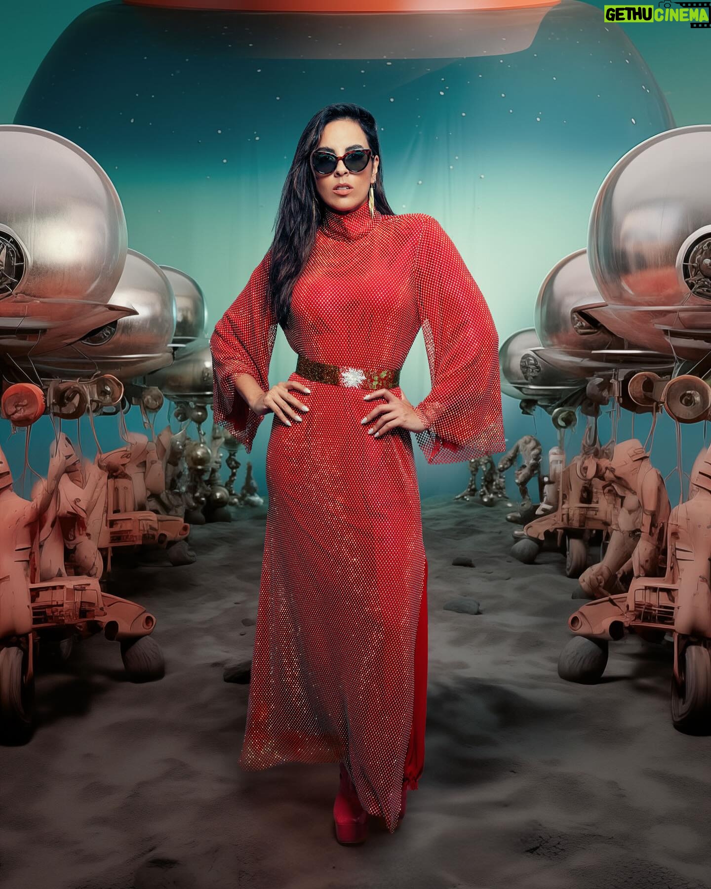 Verónica Bravo Instagram - Hemos llegado a la edición 30, que rápido paso el tiempo ⏱️ En esta ocasión, hemos reunido voces inspiradoras que representan la diversidad, el talento y la creatividad de las mujeres en diversas áreas. En portada 4 actrices que desafían convenciones en la comedia mexicana: @gyoromoo @tatisalexander @luzaldan @verobravoe Llegan para contarnos sobre su vida, sus proyectos y más! Descarga nuestro número en el #linkinbio (te recomendamos usar WIFI) Foto: @ievegonzalez Asistente de foto: @r_a_l_m Entrevista: @andrews_vt / @magjcelis / Mago Reyes Muah: @nangcmakeup / @yessi.ag98 / @artpromakeup Styling: @le_kirikoumartin2 / @colectivocreativodemoda Producción: @roger_sh / @talaverasally Looks Gyo Vestido @purpuramixteco Botas @ant.officialbrand Aretes @kesia.devallentier Vero Jumpsuit Ondeando y en ayunas Botas @ant.officialbrand Aretes y anillo @kesia.devallentier Luz Blusa @purpuramixteco Tato Vestido @angelgrave_official